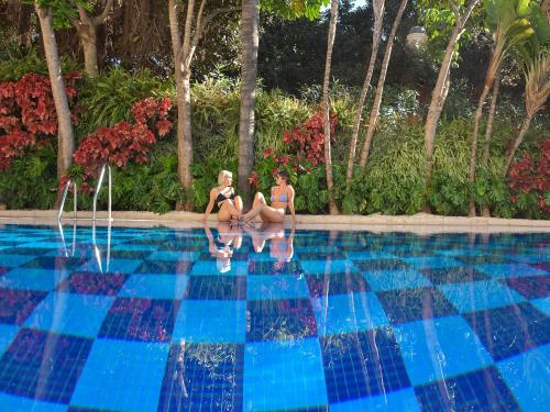 马贝拉Amàre Beach Hotel Marbella - Adults Only Recommended的三个女人坐在游泳池边