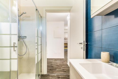 米兰San Siro Green的带淋浴和盥洗盆的浴室