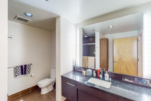 洛杉矶Life is Grand的一间带水槽、卫生间和镜子的浴室