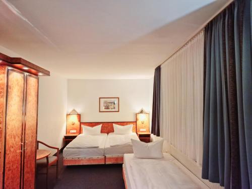 美因河畔法兰克福Trip Inn Hotel Minerva Frankfurt的酒店客房设有床和窗户。