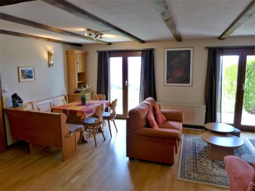 Icogne克莱恩·蒙塔纳普拉莱度假屋的客厅配有沙发和桌椅