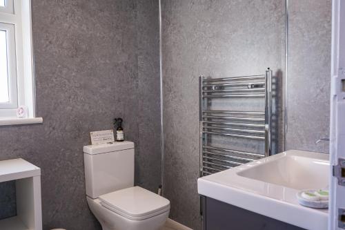 桑当Badgers Run的浴室配有白色卫生间和盥洗盆。