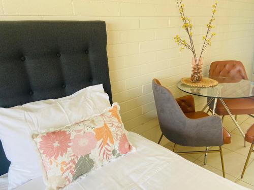 斯卡曼德鹈鹕金沙斯卡曼德汽车旅馆的卧室配有一张床和一张桌子及椅子