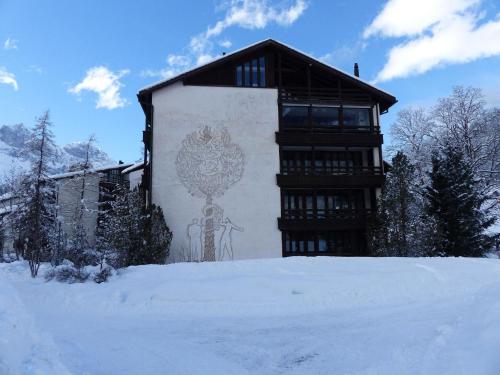 英格堡Apartment Am Dürrbach 5-512 by Interhome的一座在雪中画画的建筑