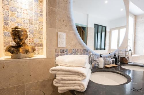洛泽尔特贝尔维德尔酒店的一间带水槽和镜子的浴室