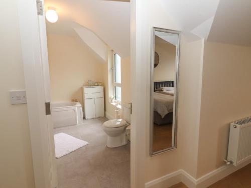 Fenit20 Lighthouse Village的一间带卫生间、水槽和镜子的浴室