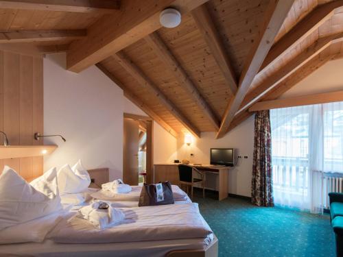 奥蒂塞伊Hotel Cosmea的酒店客房配有两张床和一张书桌