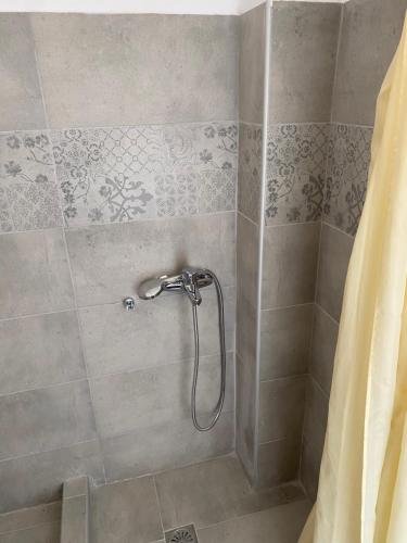 科斯镇Popi Studios的浴室内配有淋浴帘。