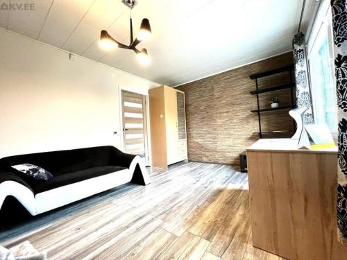 塔林Villa的卧室设有黑白床和木地板
