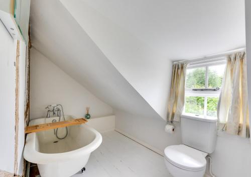 拉文纳姆Coppers的白色的浴室设有卫生间和水槽。