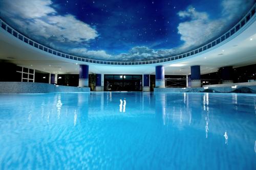 纽波特凯尔特庄园度假村酒店的夜晚的游泳池,天花板上星星