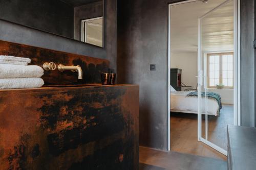 金洛伊Amitié的一间卧室配有床、水槽和镜子