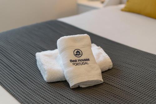 佩尼契Best Houses 74 - SurfSide Lodge的坐在房间里床上的白色毛巾