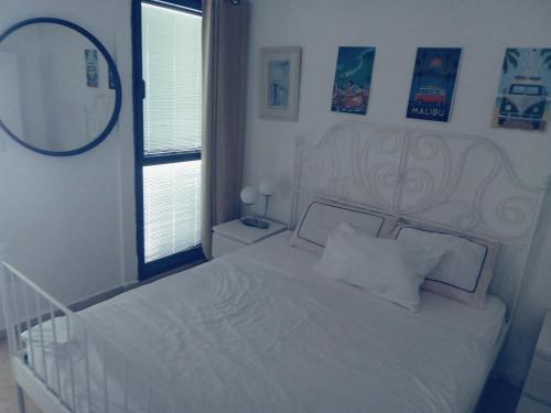荷兹利亚Bדירות נופש מרינה הרצליה的白色卧室配有床和镜子