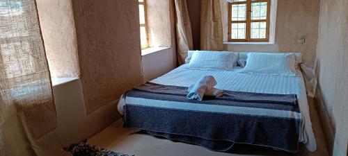 凯拉Kasbah ait Moussa的小卧室配有一张带娃娃的床