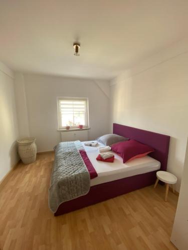 利希滕斯泰因Geräumiges Stadtapartment的一间卧室配有一张带红色枕头的大床
