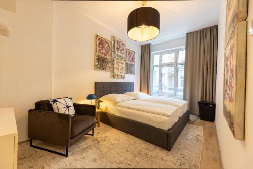 汉堡Zentrale Designoase的一间卧室配有一张床和一把椅子
