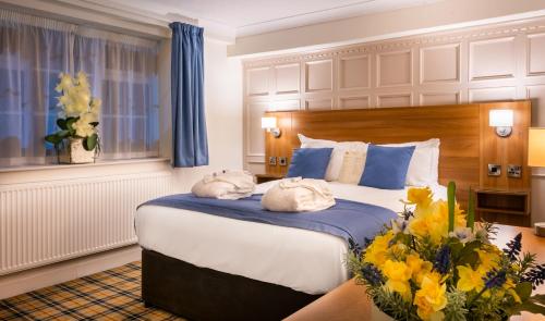 博尔顿最后一滴水乡村Spa酒店的一间卧室配有一张大床和毛巾