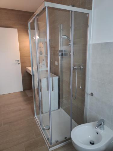 奥托纳B&B Stella Di Mare - Ortona的一间带玻璃淋浴和水槽的浴室