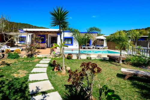 圣胡安包蒂斯塔Villa Cas Pla 33的庭院中带游泳池的房子