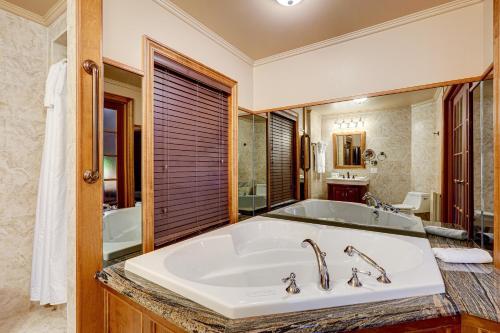 贝科莫格兰德酒店的带浴缸和盥洗盆的大浴室