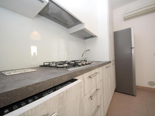 洛萨皮内塔Apartment Veranda by Interhome的厨房配有炉灶、水槽和冰箱。