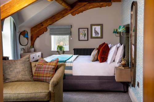 伯恩索尔The Red Lion & Manor House的一间卧室配有一张床和一张沙发