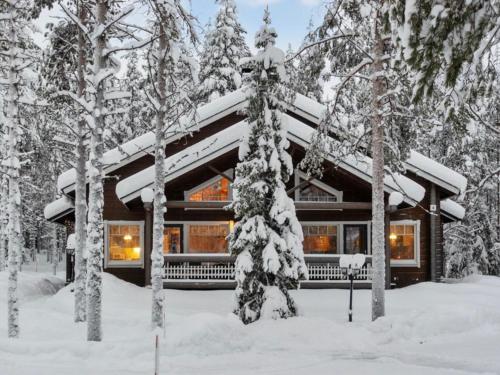锡尔卡Holiday Home Ansa by Interhome的雪中树林里的小木屋