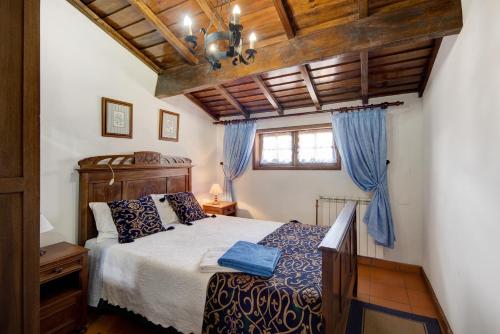 BarqueirosAzenha da Lagoa Negra的一间卧室配有一张带蓝色床单的大床