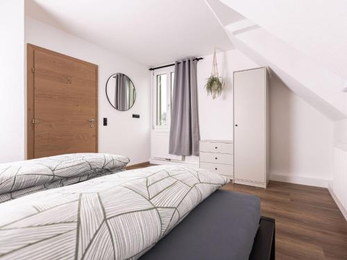 菲根Apartment Grillenburg by Interhome的一间白色卧室,配有两张床和窗户