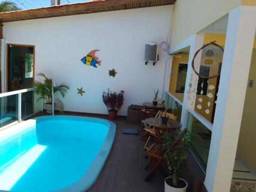 嘎林海斯港Pousada Aconchego do Maraca的带阳台的客房中间的游泳池