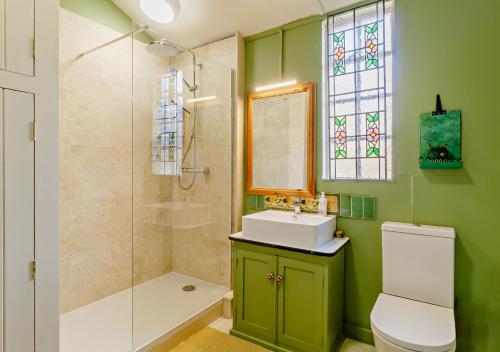 StradbrokeOwls Nest的绿色浴室设有水槽和淋浴
