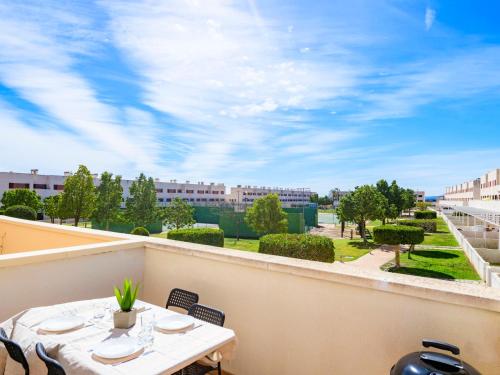 圣乔治Apartment Costa Golf Resort by Interhome的设有一个配有桌椅并享有美景的阳台。