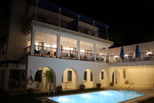 西迪·布·赛义德La Menara Hotel & SPA的夜间带游泳池的别墅