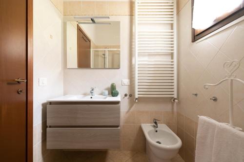 ContignanoSweet Home Contignano的一间带水槽、卫生间和镜子的浴室