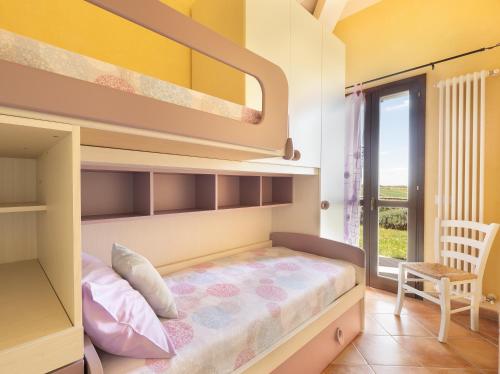 ContignanoSweet Home Contignano的一间带双层床的卧室和一个阳台