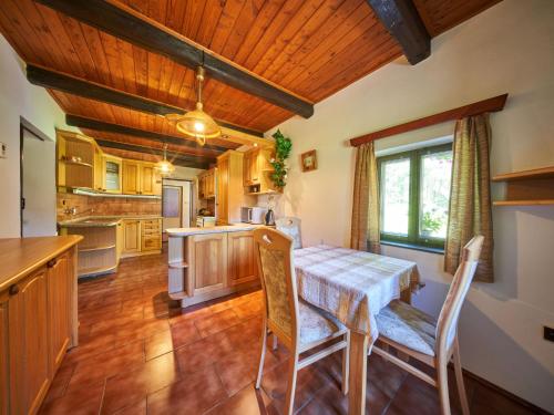 阿德尔什帕赫Holiday Home Hodkovice by Interhome的厨房设有木制天花板和桌椅