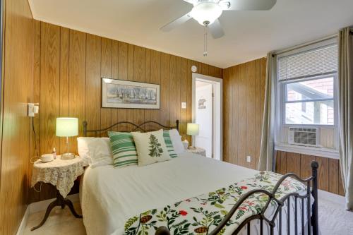 StarlightScenic Home on the Delaware River, Pet-Friendly!的一间卧室配有一张带木墙的大床