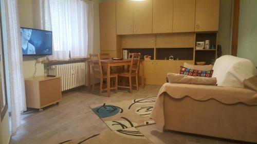 巴多尼奇亚Bardonecchia, monolocale, ottima posizione.的带沙发、桌子和电视的客厅