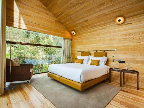 AncedeLavandeira Douro Nature & Wellness的一间卧室设有一张大床和一个大窗户