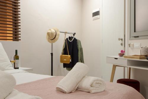 干尼亚Mitos mini suites的一间卧室,配有一张带毛巾的桌子
