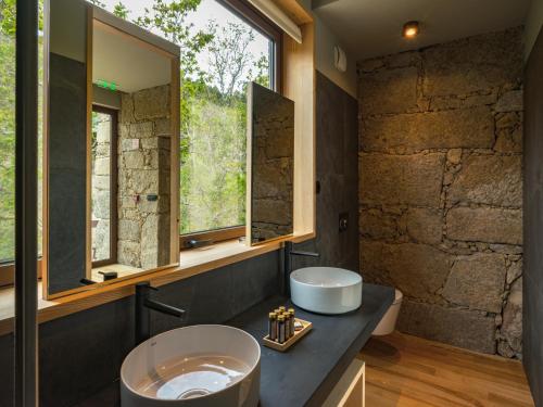 AncedeLavandeira Douro Nature & Wellness的一间带两个水槽和石墙的浴室