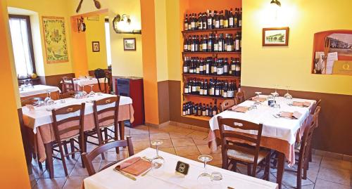 阿尔巴POST A POST的用餐室配有桌子和瓶装葡萄酒