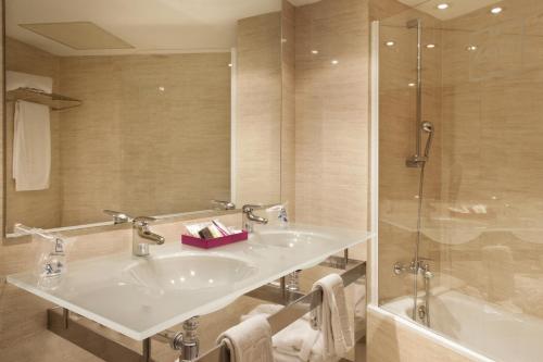 莱里达泽尼特莱里达酒店的一间带水槽和淋浴的浴室