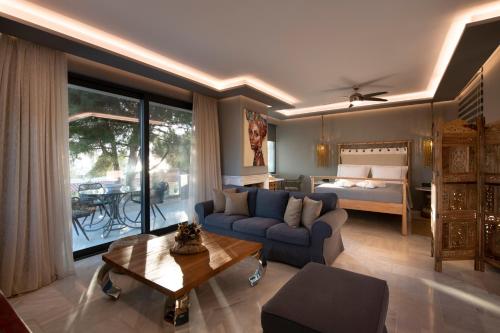 拉格尼西AVAL Riviera的客厅配有沙发和1张床