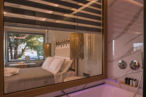 拉格尼西AVAL Riviera的镜子,房间带床和窗户