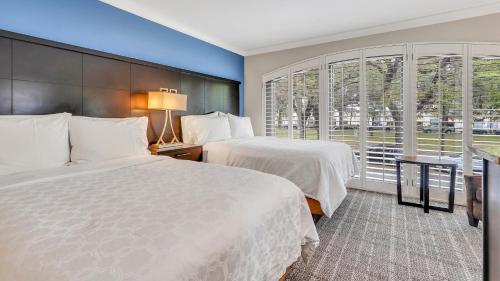 萨凡纳萨凡纳历史区斯戴布里奇套房酒店的酒店客房设有两张床和窗户。