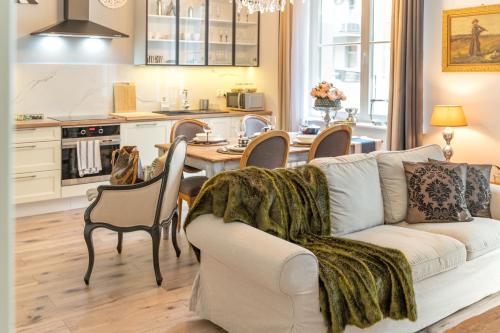 埃尔布隆格Bea Garden Home - dwie sypialnie i taras的客厅配有沙发和桌椅