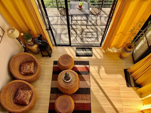 AngonoDicimulacion Staycation House的享有高空美景,设有带椅子的客厅和阳台