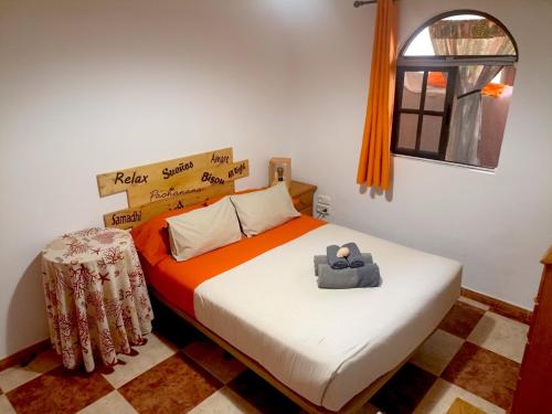 阿雷西费Reducto's Rooms的一间卧室配有一张带橙色和白色床单的床。